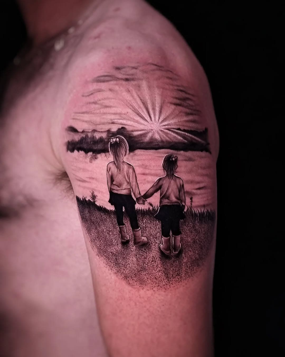 Boa noite galera! Tattoo do nosso cliente @rogeriopavanelo pros filhos! 
E vc tem vontade de eternizar seus filhos na pele? 
Chama e vamos agendar!!

Obrigado a confiança novamente Rogério! 

#tattoo #blackandgreytattoo #tattoorealism #filhos