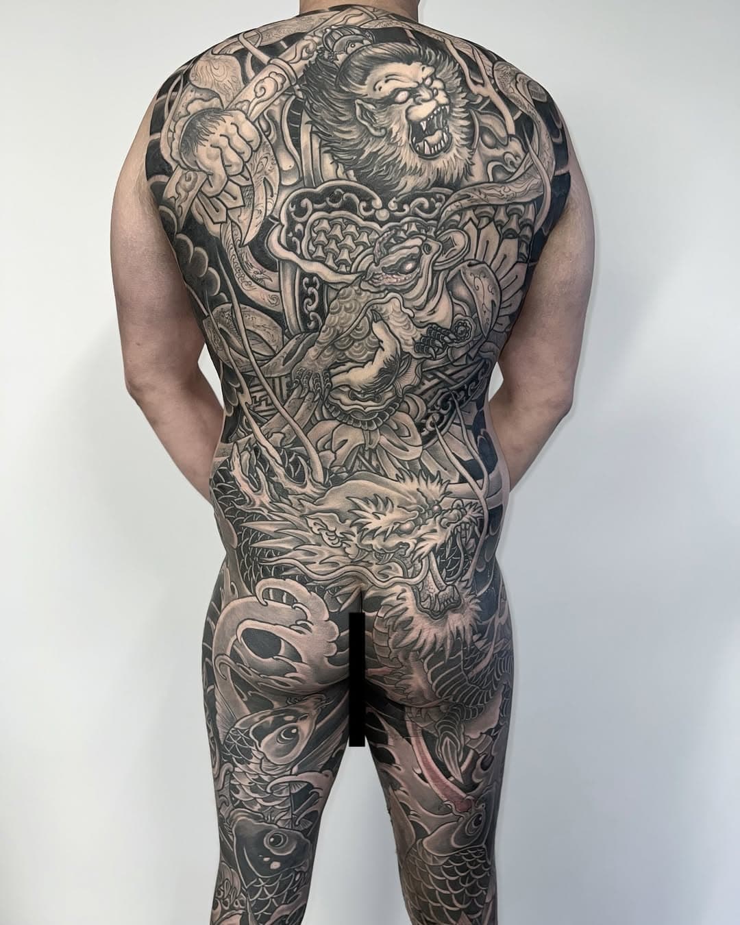 Monkey King holding a lucky toad with 8 koi fishes and a dragon project completed 🤙
.
.
.
.
.
.
#monkeykingtattoo#dragontattoo#luckytoad#koitattoo#blackandgreytattoo#jefftamtattoo#backpiecetattoo#vancouver