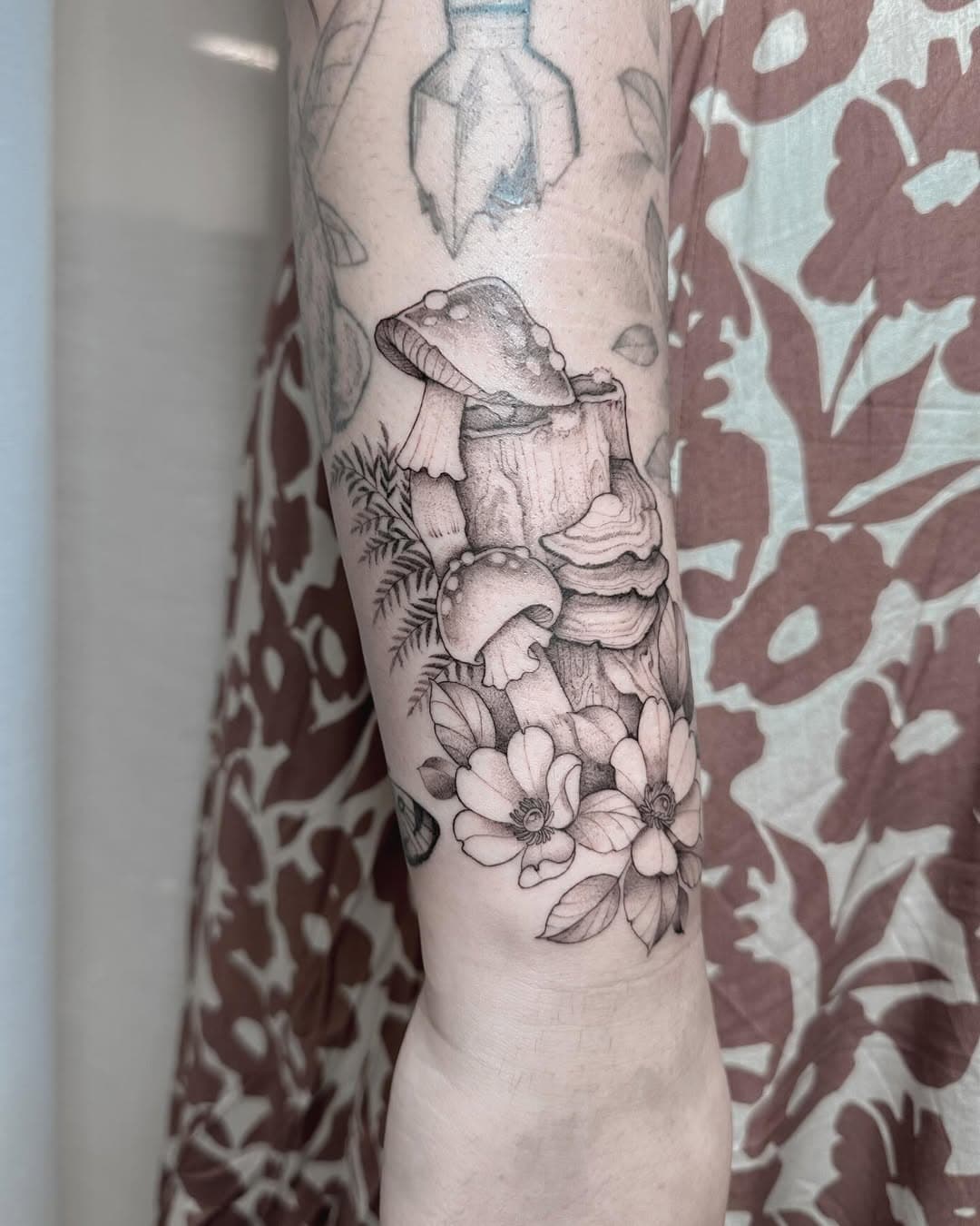 Flowers and fungi 🍄🌸🌿

@innerbloomtattoo 

Made with
- @wjxcartridge 
- @peakneedles 

#tattoo #flowertattoo #floraltattoo #ferntattoo #woodlandtattoo #whimsicaltattoo #gardentattoo #fairytattoo #fairygardentattoo #toadstooltattoo #mushroomtattoo #botanicaltattoo #blackandgreytattoo #whipshadingtattoo #brisbanetattoo #tattooist #tattooartist #tattooart #australiantattooartist