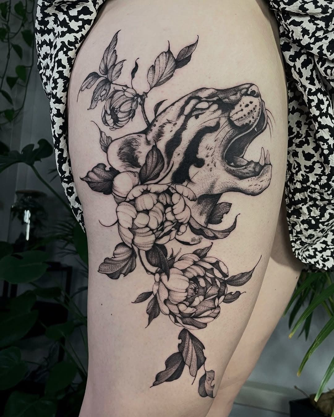 Projekt wykonany dla wytrzymałej klientki, podczas jednej całodniowej sesji🐆🖤 
Zapraszam na takie cuda✨

#cloudedleopard #cattattoo #flowertattoo #poznantattoo #tattooconvention #legtattoo #ink #peonies #art #peppershading #3rl #tatt