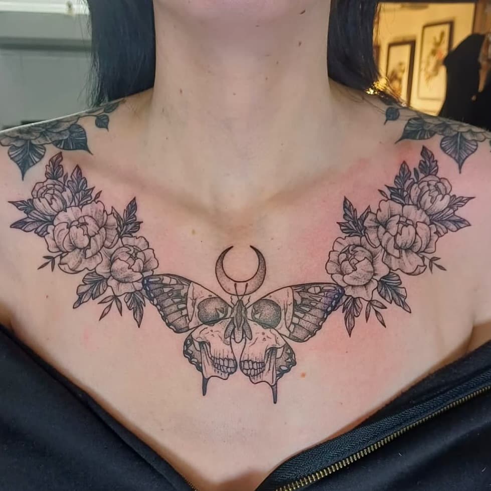 Fresh chest piece and healed shoulders by @donttellmumtattoo . Head to the link in her bio to enquire !