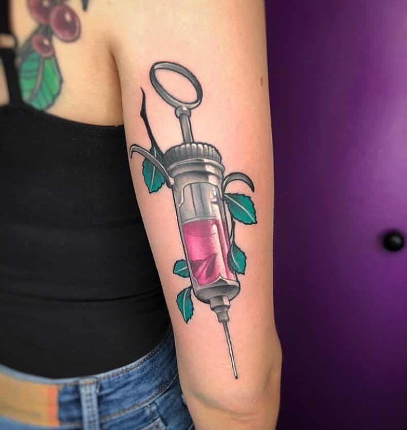 #blutkunst #blutkunsttattoo #blutkunstfreiburg #freiburgtattoo  #freiburgliebe #whatthefreiburg #freiburg #freiburgimbreisgau #neotrad #neotraditionaltattoo #syringe #colorfultattoo #nurse #nursetattoo