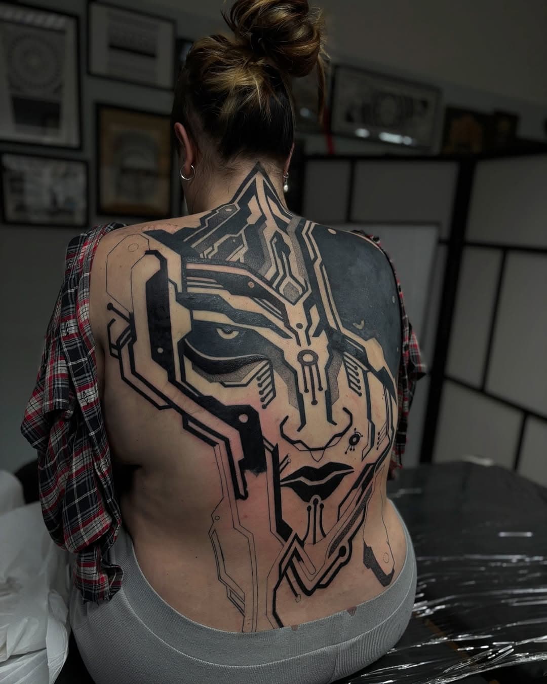 🇮🇹 Progresso sulla schiena di Margherita, terza seduta, un’altra per finire. Un progetto dove ho avuto la possibilità di esplorare forme molto diverse  dal solito, ispirandomi alla cultura cyberpunk. 
 
🇬🇧 Progress shot of Margherita’s back piece, third session, one more to go. A project where I was given the possibility to explore new shapes, diving into cyberpunk culture. 
 
#cyberpunk #android #future #snertattoos #cyborg #dotwork #cyborgtattoo #cyberpunktattoo #robottattoo #florencetattoo #tattooitalia #tatuaggifirenze #tatuaggitoscana #tatuatore #tatuatoreitalia #prato #firenze #toscana #locuswomb