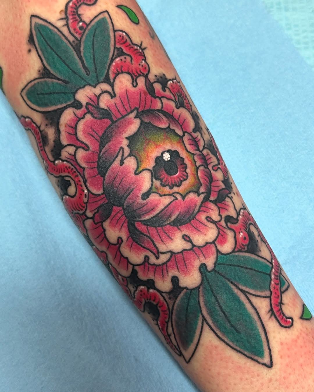 Flower eyeball for @brittanymartinez0113! Let’s do more! *Now Booking*
•
•
#tattoo #tattoos #creaturetattoo #skatepunktattoos #eyeballtattoo #goldenruletattooroosevelt