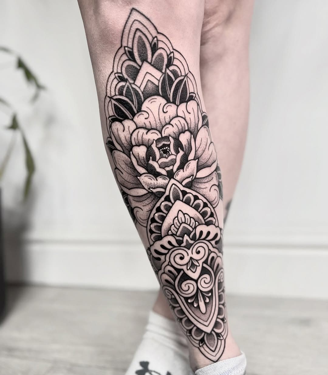 Really enjoyed creating this ornamental/ floral shin piece for Hollie ✨ 

#legtattoo #ornamental #patternwork #patternworktattoo #shintattoo #sleeve #tattoo #blackwork #negativetattoo #nature #naturetattoo #dotwork #blackouttuesday #blackout #darkart #darkartists #stipple #tattooideas #peony #femaletattooartist #tattooart #tattooartist #art #bristol #bristoltattoo #bristoltattooers #brislington #bristollife #bristolartist #bristolart 

@fureytalestudios @brightontattoocon @killerinktattoo @dermalizepro @dynamiccolor