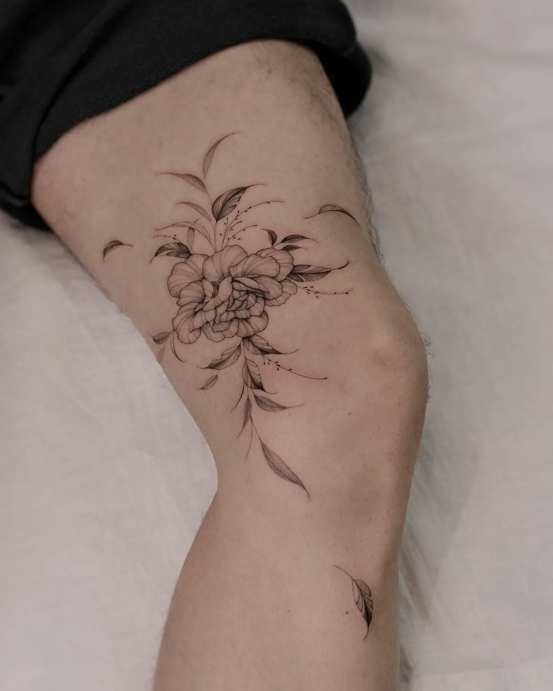 I'm in love with this very original placement on the inside of the thigh/knee for this carnation flower 🍃

Contact by mail la.source.tattoo@gmail.com

.
.
.

#carnation #flowers #flowerstattoo #floral #botanical #aesthetic #art #fyp #explorepage #fineline #line #linework #dot #dotwork #ttt #tatouage #tattoo #tattooparis #ink #inked #inkedgirls #lasourcetattoo #paris #france #chezrosetteparis #pepax #pepaxcartridges @pepax.official