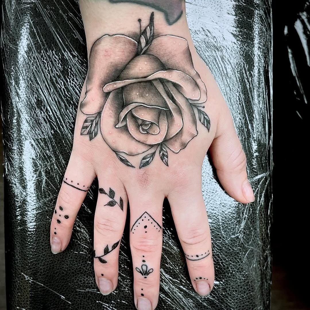 Hand and fingers done today for @ashleighlouiseadams ! 🤩
Made using : @yayofamilia @dynamiccolor @dragonhawkofficial 
.
.
.
.
#blackandgreytattoo #rosetattoo #handtattoo #fingertattoo #tattooart #tattooartist #tattoodesign #inked #tattooinspiration #tattoooftheday #blackworktattoo #roseink #rosetattoos #blackrosetattoo #greyrosetattoo #floraltattoo #floralinked #inkrose #blackandgreyart #eleganttattoo #tattoosketch #tattooedwomen #tattooedandproud #womenwithtattoos #tattooedgirls #tattoocommunity #inkaddict