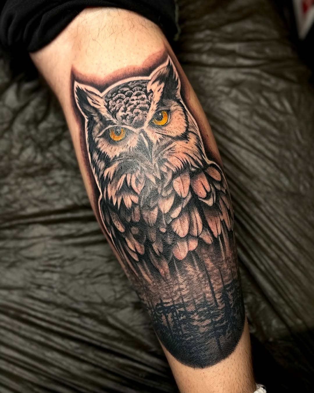 Bin stolz auf die Eule 🦉✨

Vorallem, da ich kaum realistische Tattoos steche!
Mein Kunde wusste natürlich Bescheid, auch dass ich vermutlich länger benötige, als Profis. Wir brauchten insgesamt zwei größere Sitzungen und eine kurze dritte, in welcher ich einen Schatten um die Eule gesetzt habe, mit weiß gearbeitet und etwas mehr Details und Kontraste ergänzen konnte. So 💥 die Eule auch von Weitem!

Ich liebe es, viele Stile bedienen zu können, somit ist jeder Tage anders und eine neue Herausforderung 👆🏼

Wenn ihr swiped, könnt ihr den Prozess von der Zeichnung zum fertigen Motiv nachverfolgen 🔎

Danke für dein Vertrauen und dein Durchhaltevermögen, Marcel! 🤝

Wie findet ihr die Eule? 🥹