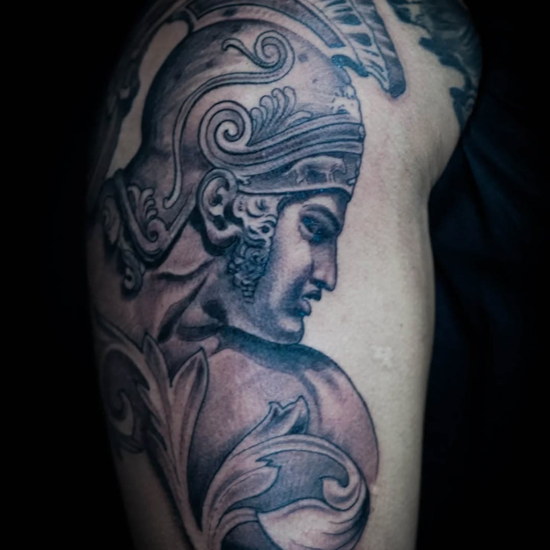 Qualche lavoro black 

#blackegray #tattoo #lukeredtattoo #gardasee #verona