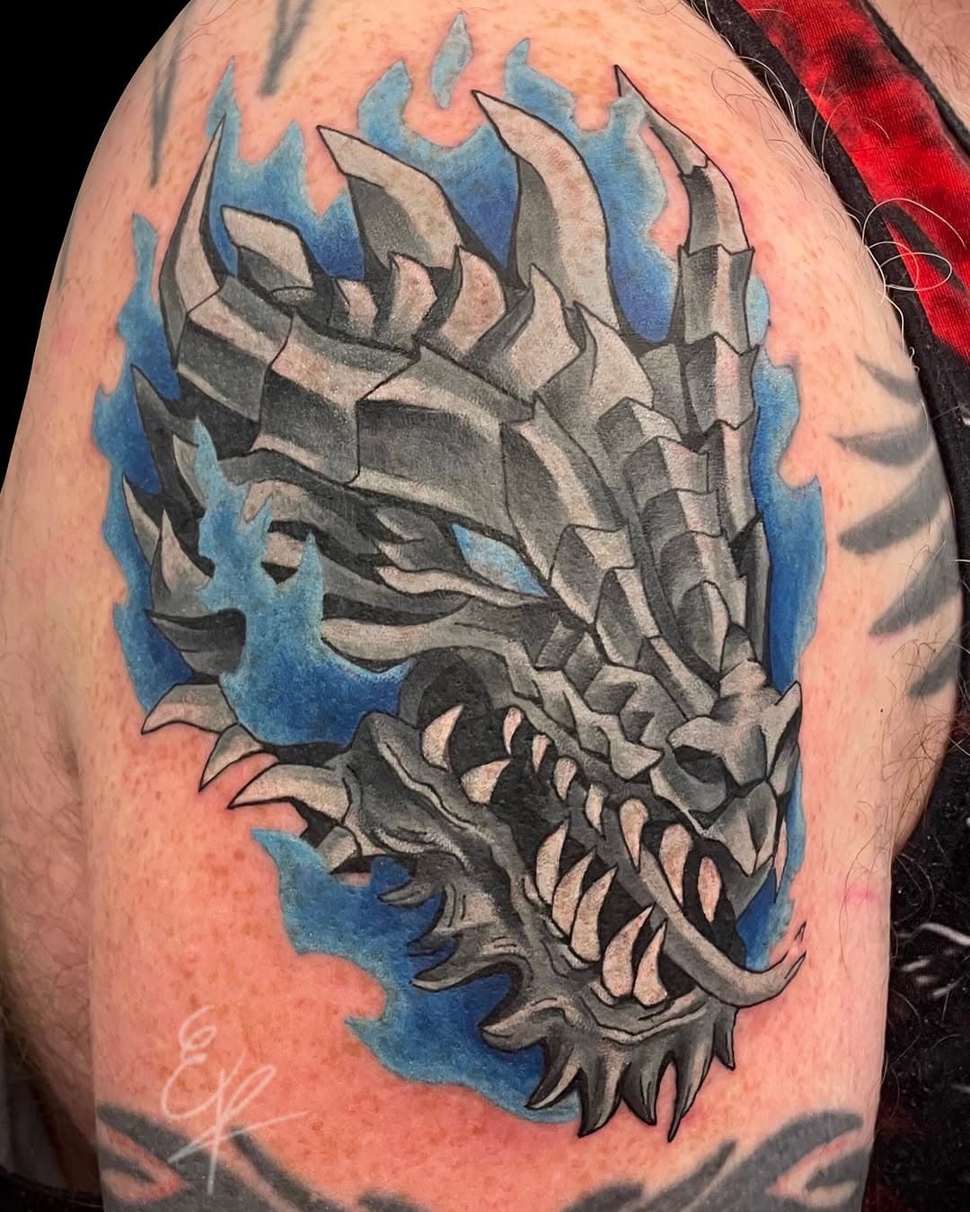 Cover up of an old tattoo 🐉 thank you mark for choosing my design !
.
. 
. (Swipe to see the old tattoo - photo not by me, I forgot to take one before starting, of course 🙈)
. 
#londontattoo #londontattooartist #graphictattoo #dragontattoo #coveruptattoo #tattoolover #customtattoodesign #tattoodragon #estelleptattoo #tattoooftheday