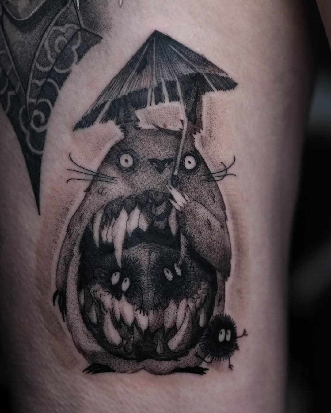 Might be a little obsessed with teeth this season 😶‍🌫️
.
.
.
#tattoo #totoro #ghiblitattoo #darktattoo #tattoomagazine #dynamicink #inkclaw #blackandgreytattoo #horrortattoo #groningen #anime #manga