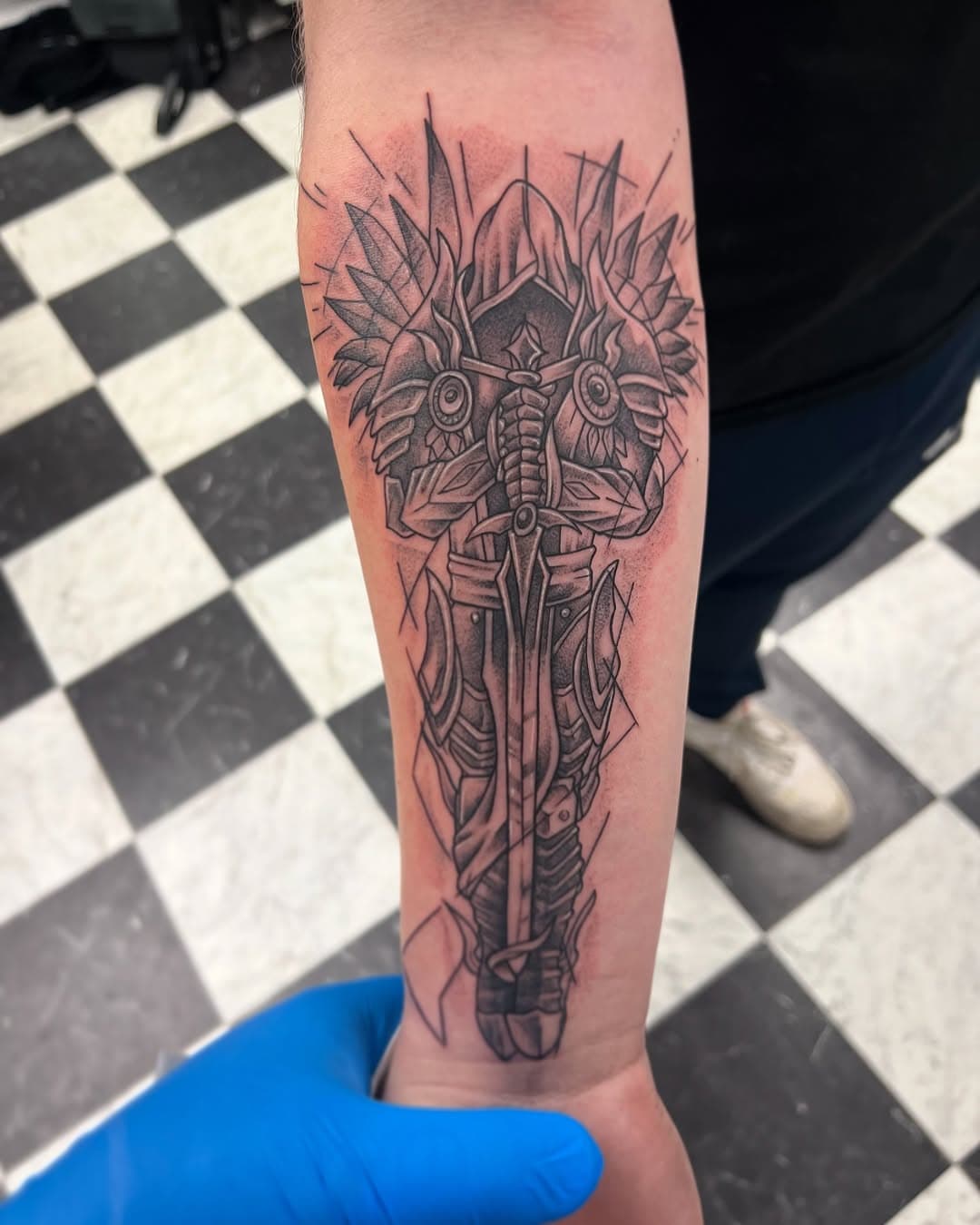 A cool Templar knight design a client asked for. 
	•	#TattooLife
	•	#TattooArt
	•	#TattooGoals
	•	#BodyArt
	•	#InkedUp
	•	#TattoosOfInstagram @bishoprotary @andydykes @rotaryworks @barber_dts