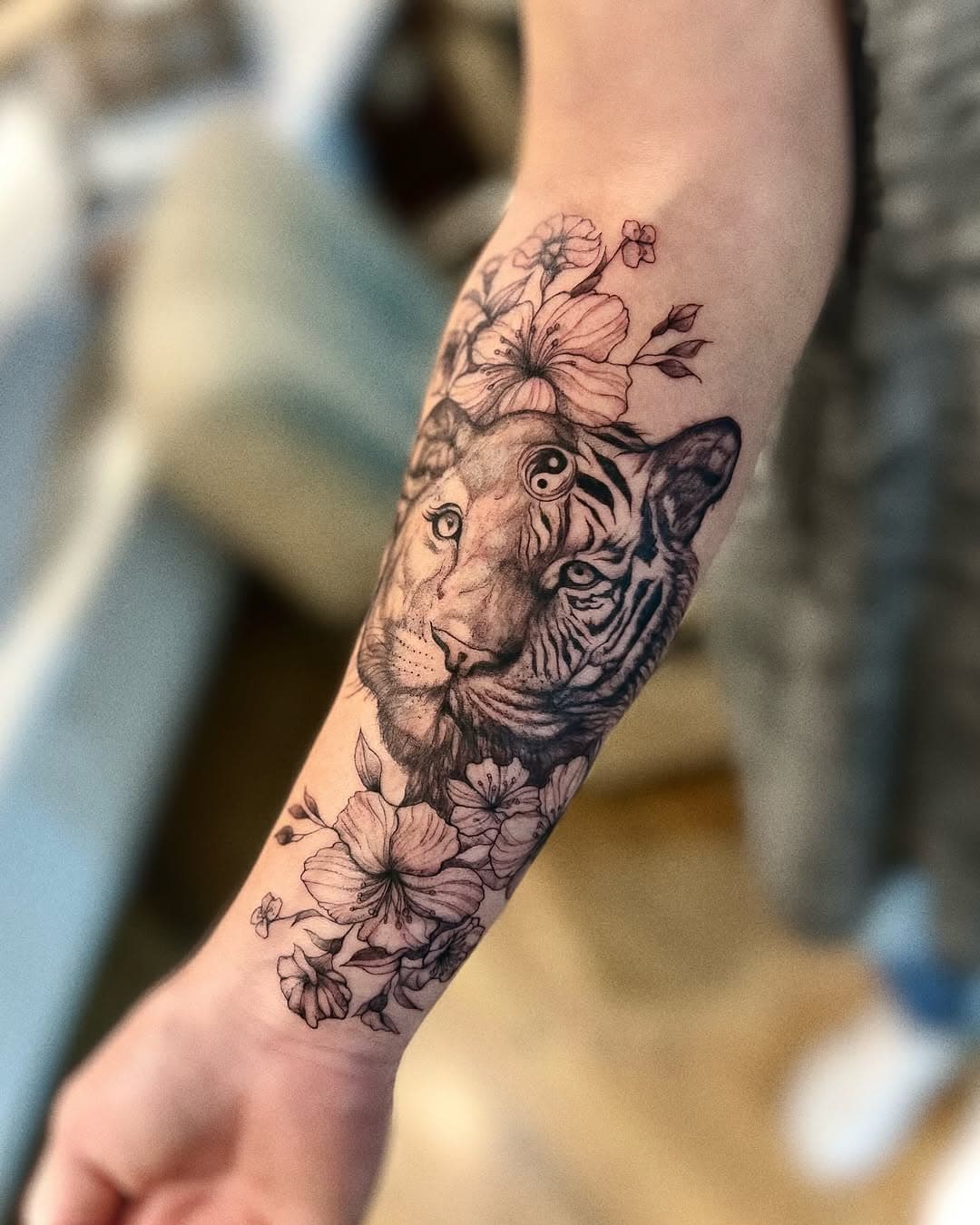 special project for my lovely client ✨

#tiger #lion #love #family #finelineartist #fineline #3rl #floral #tattoo #hibiscus #tattoo