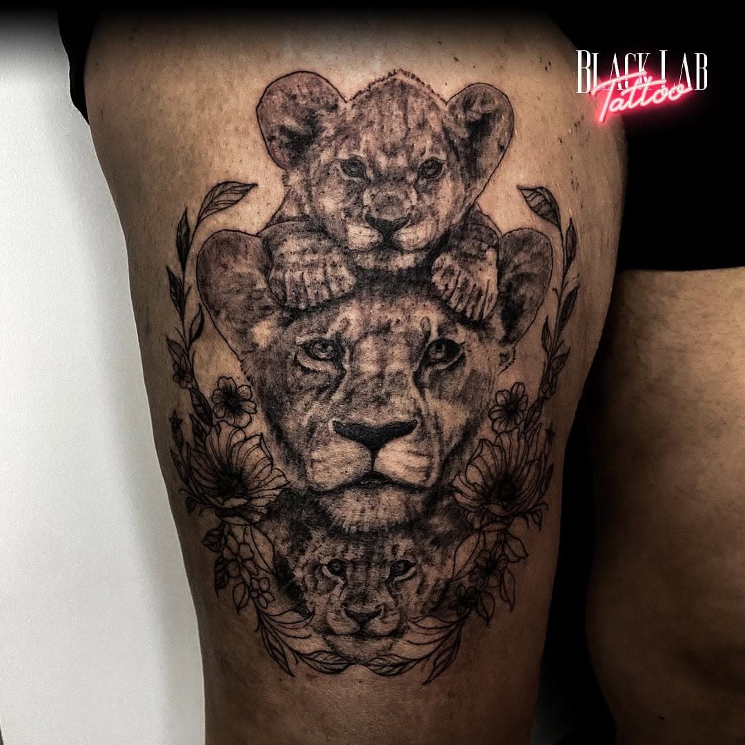 Projet lionne avec ses deux lionceaux pour ma fidèle client qui représente son lien avec ses deux enfants.
Encore merci pour ce projet en réalisme.

#custom #marseille #12emearrondissementmarseille #stbarnabe #marseilletattoo #marseilletatouage #stbarnabetattoo #stbarnabetatouage #fineline #finelinetattoo #blackandgrey #realismtattoo #blackandgrey #realism