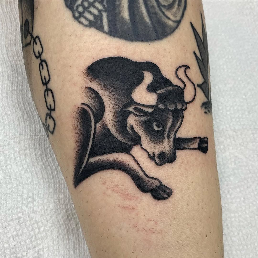 Mr moo cow for my friend Emily 
.
.
.
.
#tattoo #tattoos #vancouver #vancouvertattoos #vancity #vancitytattoo #tattoovancouver #tattoovancity #tradtattoos #traditionaltattoos #cow #cowtattoo #cowsofinstagram #gasgiant #ink #coolink #blacktraditional #canadiantraditional #blackworkers