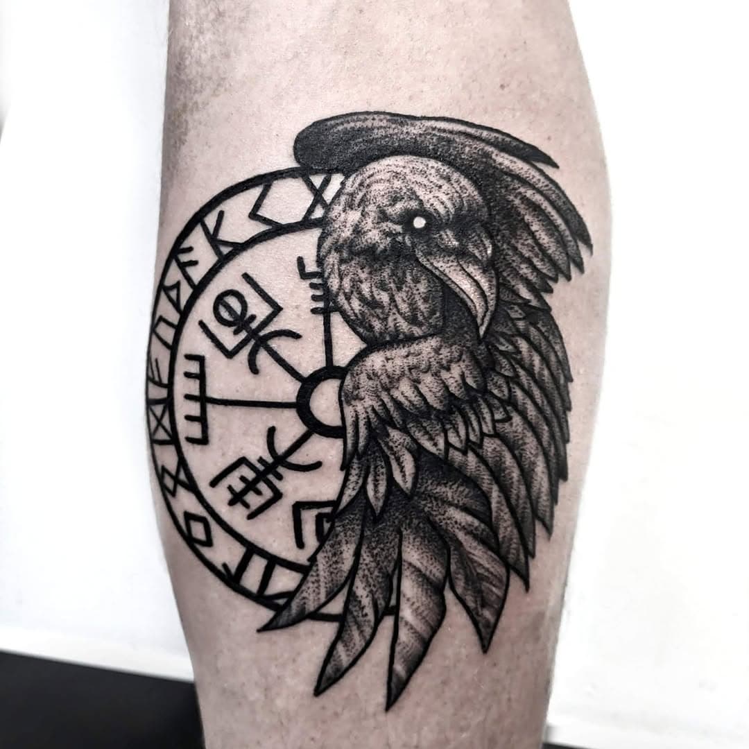 Mythologische tattoos zetten wij graag, verhalen, legenden en sagen zijn een gigantische bron van inspiratie voor tattoos! Wist je dat Deventer in zijn historie vaak doelwit van plunderingen door Noormannen? Dit is op sommige punten in de stad nog terug te vinden, tijdens stadsrondleidingen kun je je hier vaak over laten informeren. Kijk ook eens bij @in.deventer!

Vegvisir met raaf, gezet door @mialoca_tattoos!

Afspraak maken? www.halvemaentattoo.nl of stuur een berichtje naar de desbetreffende artiest.

#vegvisir 
#vegvisirtattoo 
#vegvisircompass 
#norsemythologytattoo 
#norsepagan 
#neopagan 
#tattoo 
#deventer 
#deventercity 
#viking