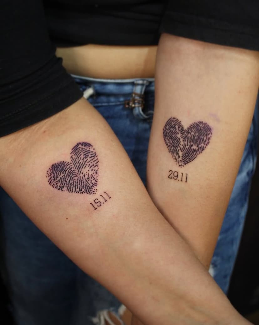 Uma conexão que ultrapassa o tempo, as palavras e até mesmo a pele. Essa tatuagem representa o laço eterno entre mãe e filha: um amor único, verdadeiro e incondicional. Cada linha dessa digital é uma parte de nós, um pedaço de nossas histórias entrelaçadas, de momentos compartilhados, de risadas, lágrimas e aprendizados. É o símbolo de que, onde quer que estejamos, estaremos sempre conectadas pelo coração.

Se você também quer eternizar um vínculo especial como esse, entre em contato comigo pelo WhatsApp: 11992661499. Vamos criar juntos algo inesquecível!

#maeefilha #amoreterno #tatuagemcomsignificado #conexãodecoração #fingerprinttattoo #laçosdeamor