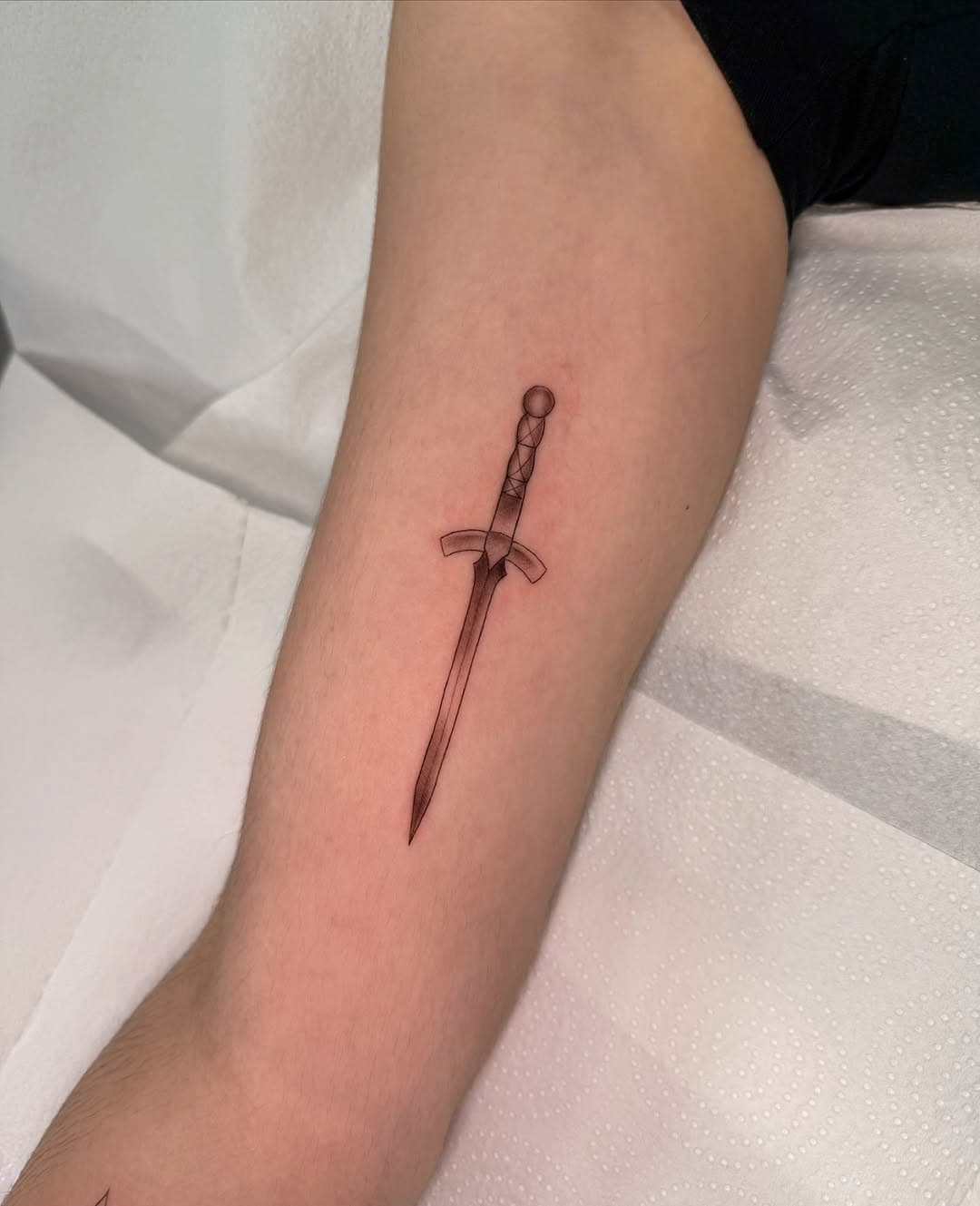 •Espada• Muchas gracias siempre Irene!!

••• Citas y consultas podéis escribir al 690212258🟢
•• Hecho en Leviticum Tattoo, Murcia.
• Gracias por su visita ❤️

#sword #swordtattoo #finetattoo #finelinetattoo #tatuajelineafina #thinlinetattoo #murcia #murciatattoo #acos_tattoo