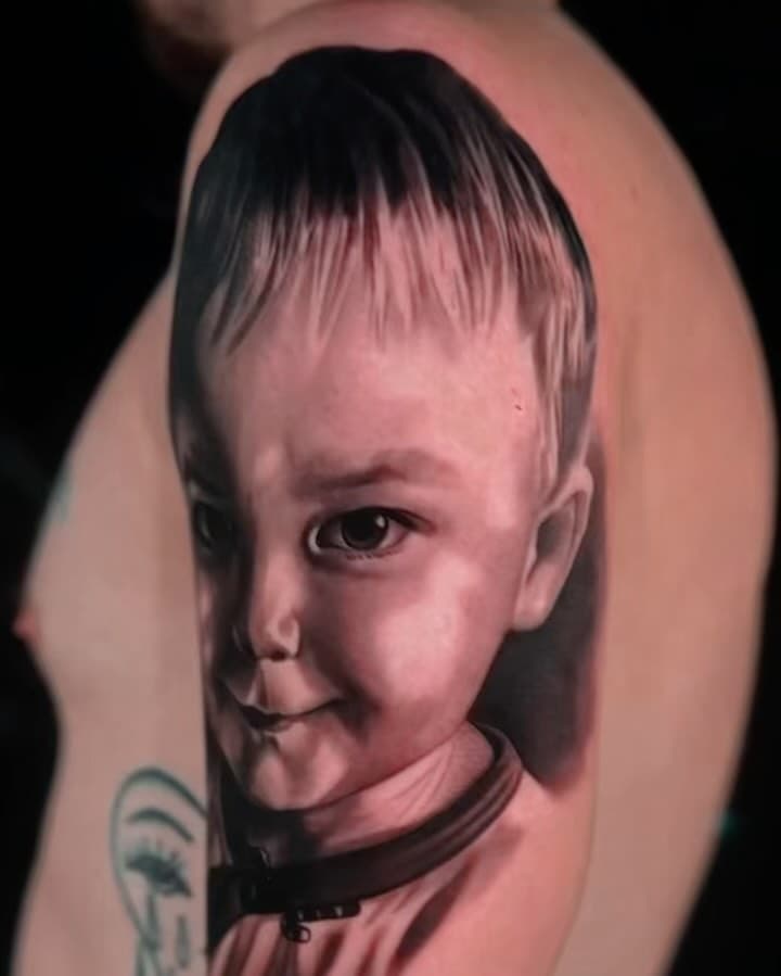 Portret to zawsze dobry pomysł na tatuaż 😁👌

Zapisy na priv 📩

#tatuaż #portrettattoo #tattoo #warszawatatuaż #realistictattoo #realistycznytatuaż #czarnoszarytatuaż #masta