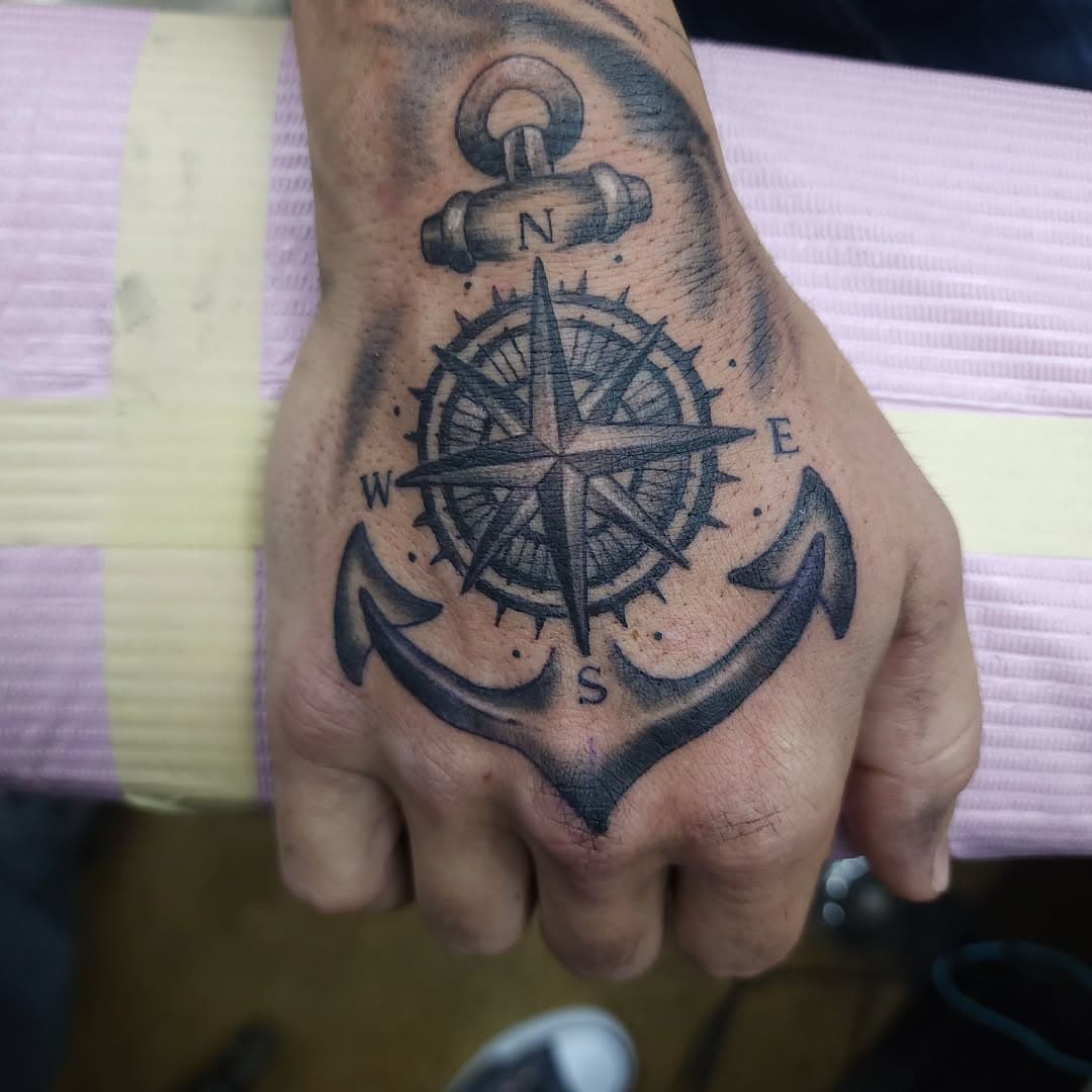 Anchor & compass...obviously