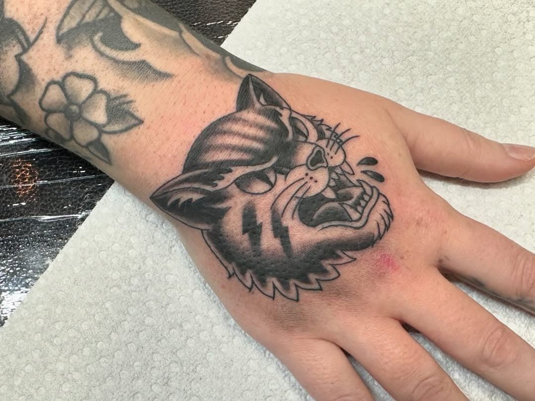 Hey, a hand job is still a job 😜 

Finished this traditional-style cat head tattoo on my client’s hand today! 🐾 Clean lines and a whole lot of attitude. @spacemonkeytattoodfwtx with @sacred_tattoo_ink Hand tattoos always make a statement💥 Booking appointments now—DM to claim your spot.
#TraditionalTattoo #BoldTattoo #CatTattoo #BlackAndWhiteTattoo #AmericanTraditional #HandTattoo #CleanLines #SpaceMonkeyTattoo #TattooStudio #CustomTattoos #TattooWork #TattooCommunity #TattooArtist #ArlingtonTattoo #InkedArt #TattooCollector #TattooLife #BodyArt #InkedAndProud #TattoosOfInstagram #TattooCulture #TattooInspo #handjob #meow
