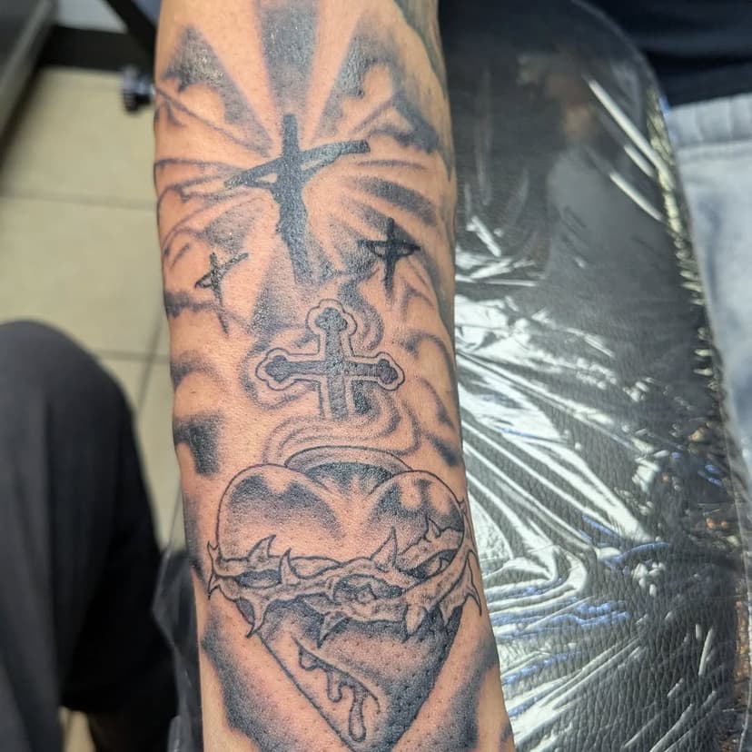 Spiritual based tattoo! A start to a full sleeve! Can't wait to do more!
#affiliatedtattoofamily #affiliatedtattoo #spiritualtattoos #spiritual #thelord #jesustattoo #jesuschrist #faithbased #religious #christiantattoos #brotherinchrist #poorbrothersinchrist #templar #knightstemplars