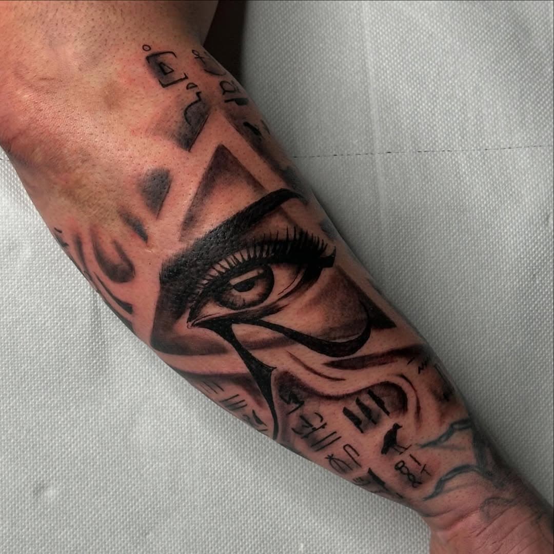 Egyptian eye 👀

 
Lavoro eseguito da @tps_tattoo_piercing_studio 
Appuntamenti disponibili info DM⬇️💬

#egyptian #egyptiantattoo #eyes #tattooideas #eyetattoo #blackandgraytattoo #realistictattoo #armtattoo #inked #lecce #tattooist #iltatuaggio