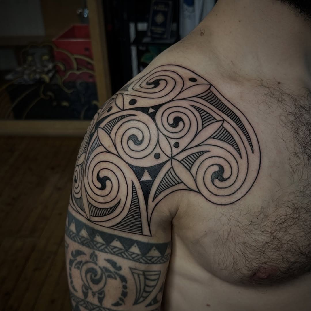 Freehand work to finish off Omercans arm. Thanks for coming by and having me do it man.

It was cool to work entirely freehand for this one. It’s something I’d like to practise more of going forward with this style. We took Pictish and Celtic spiralling forms and included influences that were already present in Omercans existing tattoos. I really like where we ended up. 

(Other work not by me)

@insidertattoo 

#tattoo #tattooer #tattooflash #tattoosandflash #traditionaltattoo #traditionalflash #oldlines #tribal #tribaltattoo #celtic #celtictattoo #pictish #pictishtattoo #spiral #spiraldesign #linework #ancientscotland #boldwillhold #darkartists #btattooing  #traditionalartist #illustration #blackwork #blacktattoo #tribalflash #classictattoo #insidertattoo #edinburgh #edinburghtattoo #scottishtattoo