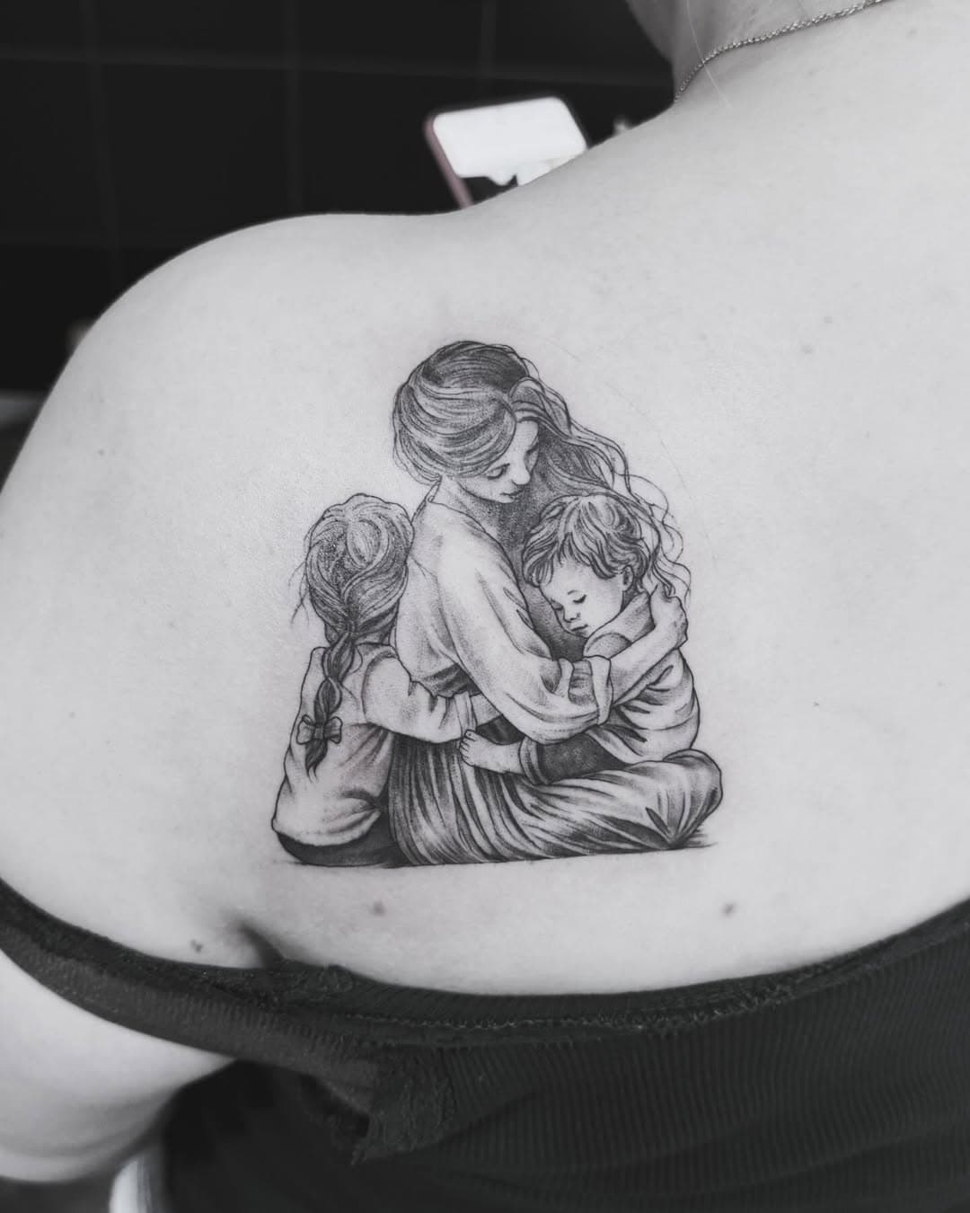 •L ❤️ V E• #momanddaughters #lovetattoo #illustrativetattoo  #shadingtattoo 
#furimmertattoostudioroma #garbatellastateofmind #roma #rome #tattoo #tattoos #tattooed #iltatuaggio #italiantattooartist #tattoolife #tattoocollector #tattooaddict #ink #inked #inklife #thebesttattooartists #tattooist #tattooroma #txttooing #topclasstattooing #skinartmag #madeinfurimmer