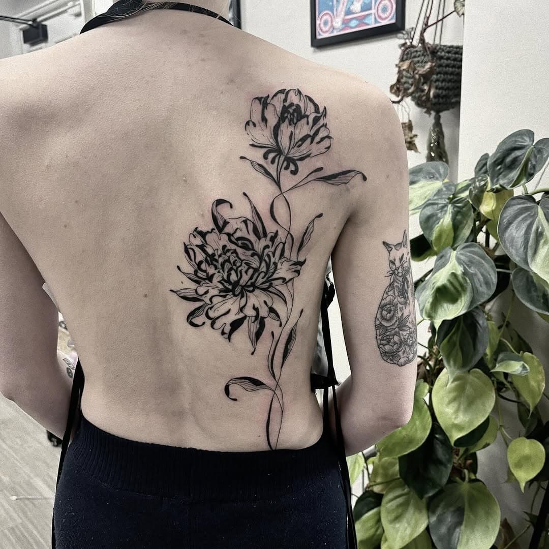 Got to finish up these flowers on Hannah’s back 💘 lines healed, shading fresh! 
✻

✻

✻

✻

✻
#tattooartist #femaletattooartist
#uktattooartist
#tattooflash #tattooideas #artoftattoos
#cooltattoos #cutetattoos #backtattoos #floraltattoos #flowertattoo