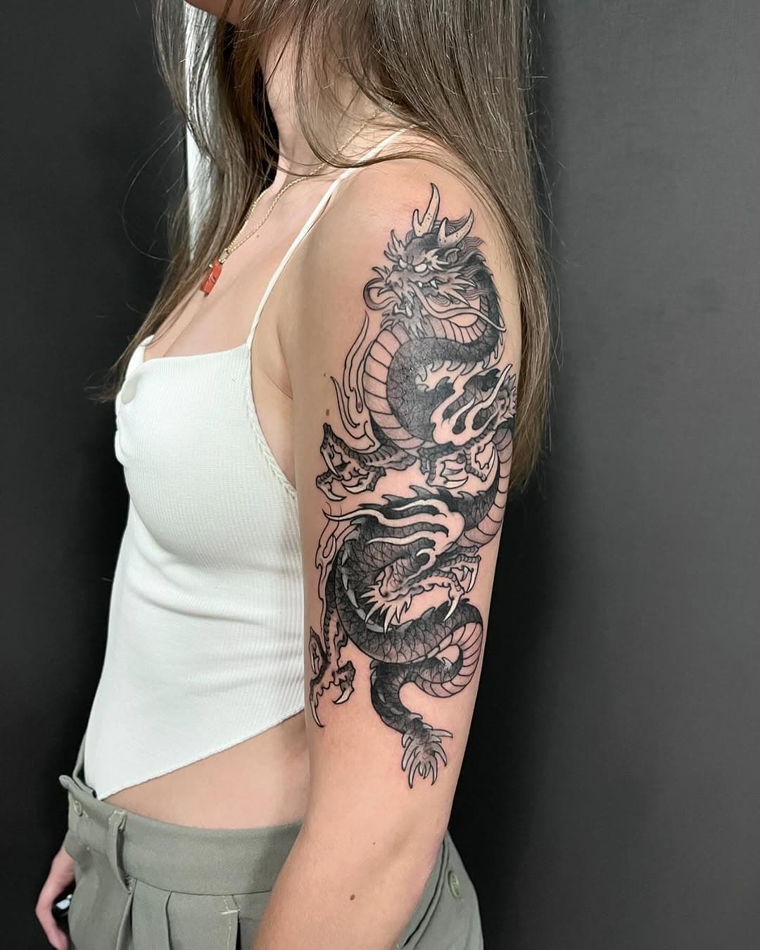 Dragão da @nicolecuria feito esses dias…
Valew demais Nic,sem palavras !!!!
@ironworksbrasil 

#tattoo #dragon #oriental #ryu #traditionaltqttoo #juliocubano #horistones #2025