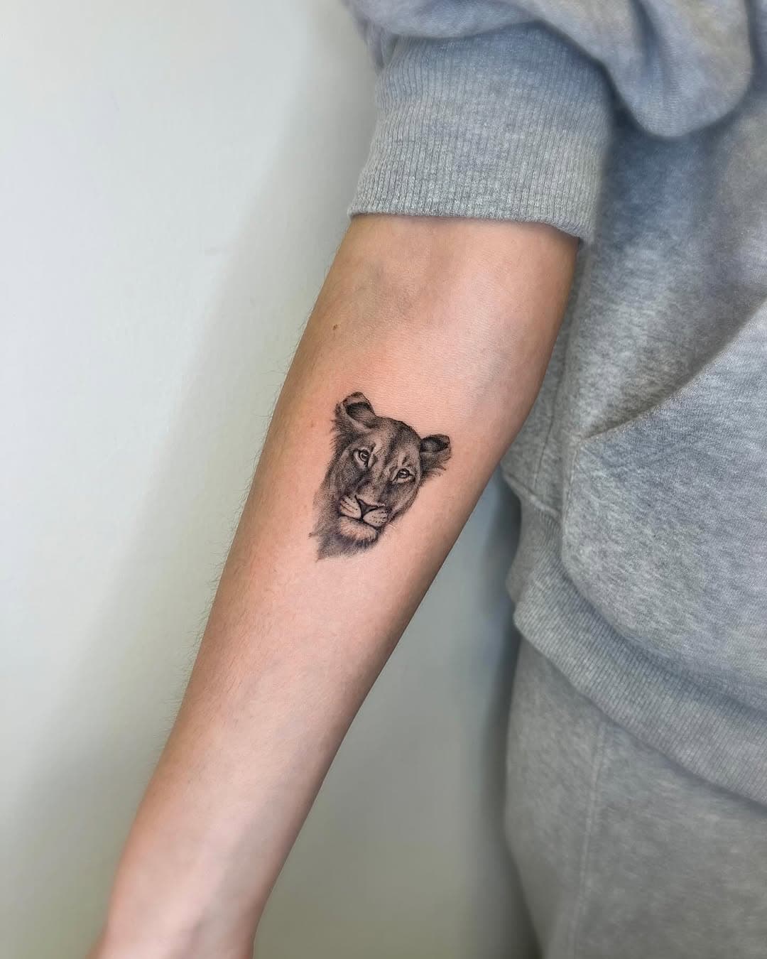 _Leonessa 
.
.
.
.
#disegnarti #lioness #lionesstattoo #microrealism #microrealismtattoo #tattoo #tatuaggio #ink #instagram #instaink #instatattoo #smalltattoo #fineline #finelinetattoo