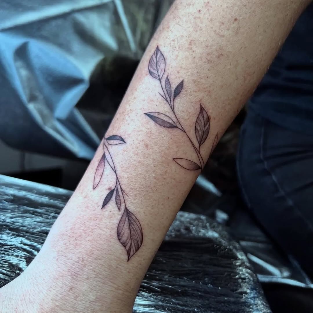 Delicate vine done by @jesperdi.art