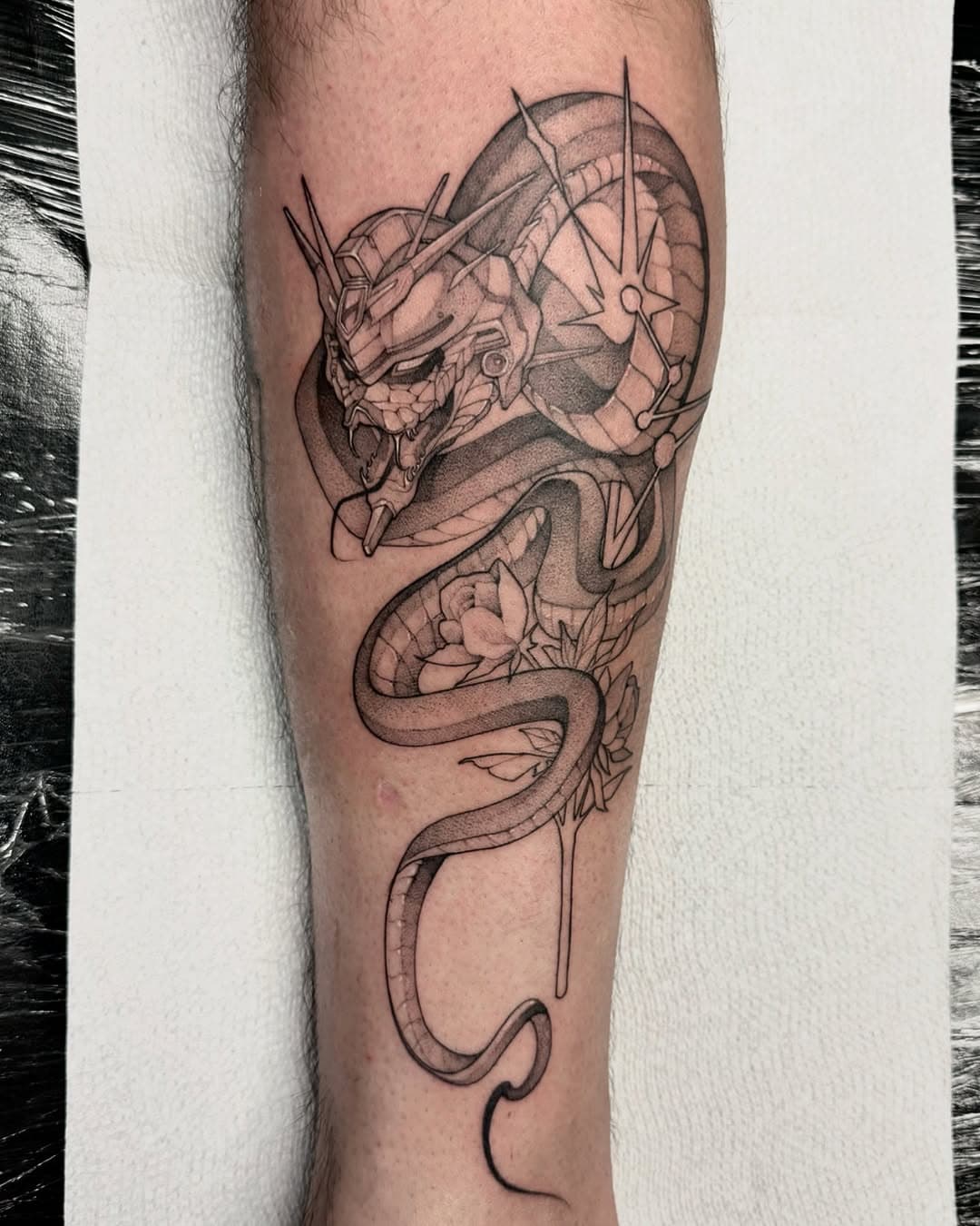 I was able to tattoo one of my original designs on a fellow tattoo artist! This gundam snake piece was one of my favorites from my last set! Might explore this concept a bit more✨It’s always an honor to tattoo other artists! 🙏🏻 #tattoo #bwaresparks #dallastattooartist #dallastattoo #gundam #snake #fineline #gundamsnake