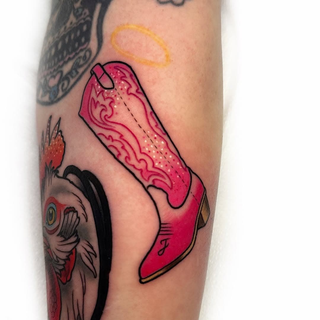 Pink cowgirl boot & neotrad birdie from last week✨🤠
@pristineink @heliostattoo #glittertattoo #neotraditional #barbie #dallastattooartist #colortattoo #dfwtattoos