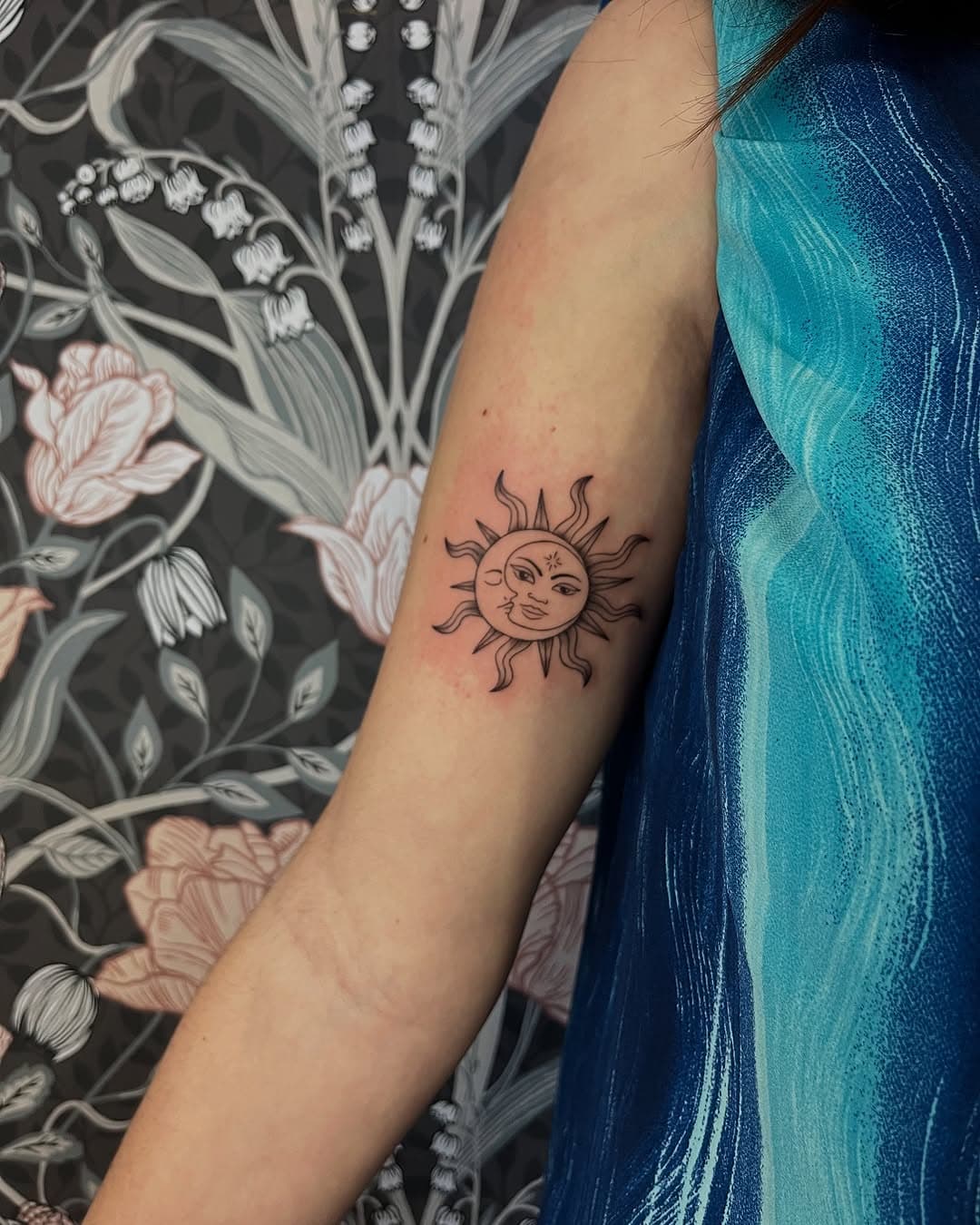 🌛🌞 Un soleil et une lune façon carte de tarot pour notre cliente ! C’est @melinka_tattoo qui a réalisé ce projet tout en finesse ! 🌞🌛

#bordeauxtattoo #bordeauxtatouage #fineline #fineliner #lignefine