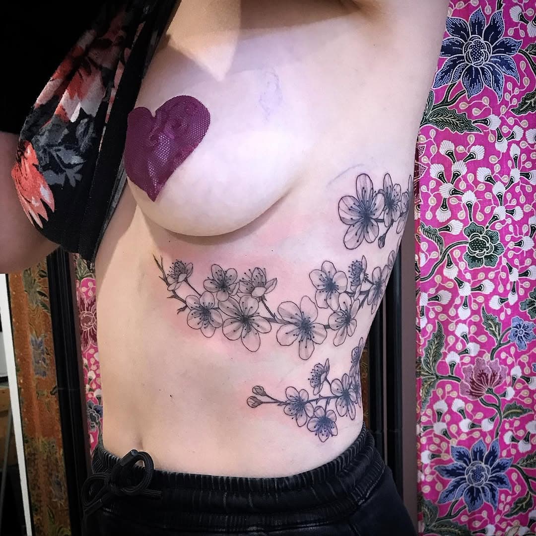 Ça fait un moment que le projet de Lauren grandit, évolue et la pousse sur elle. Merci Lauren de faire la route à chaque fois. C’est toujours un plaisir de te voir :) #sakuratattoo #tattoosakura #cherryblossomtattoo #tattoofleurdecerisier #tatouagefleurdecerisiers