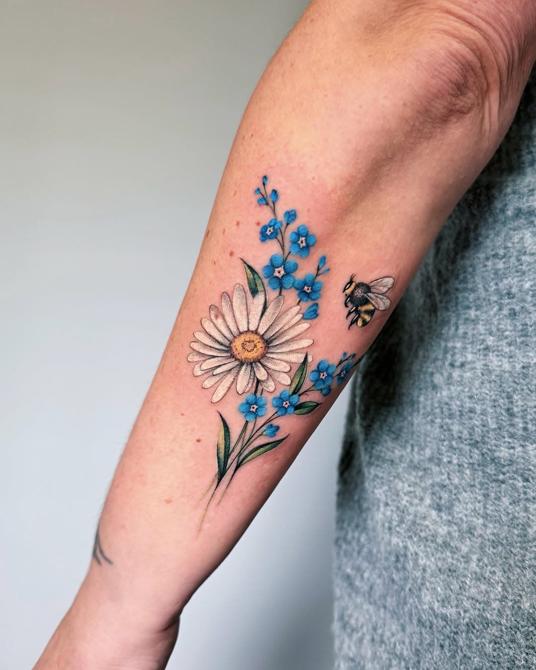 Very important flowers for the client)
 in general, as usual) 

Made at the guest spot in @downtoink 

🐝

 daisy • forget-me-nots • bumblebee