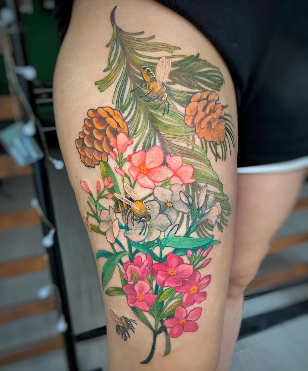 Ángela siempre me pide naturaleza y yo soy feliz 🐝✨

Hecho en mi casita @lazarzamoratatuajes 🌸🌿