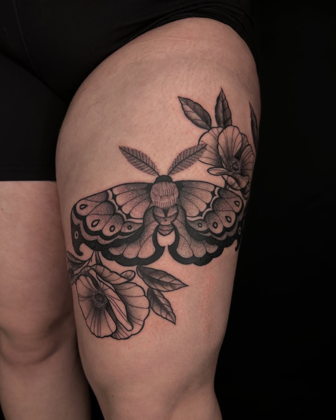 Moth and poppies for Tanisha 🌸

Thank you very much 🙏

#moth #poppies #neotraditionaltattoo #neotraditional #traditionaltattoo #oldschooltattoo #amsterdam #amsterdamtattoo #amsterdam🇳🇱