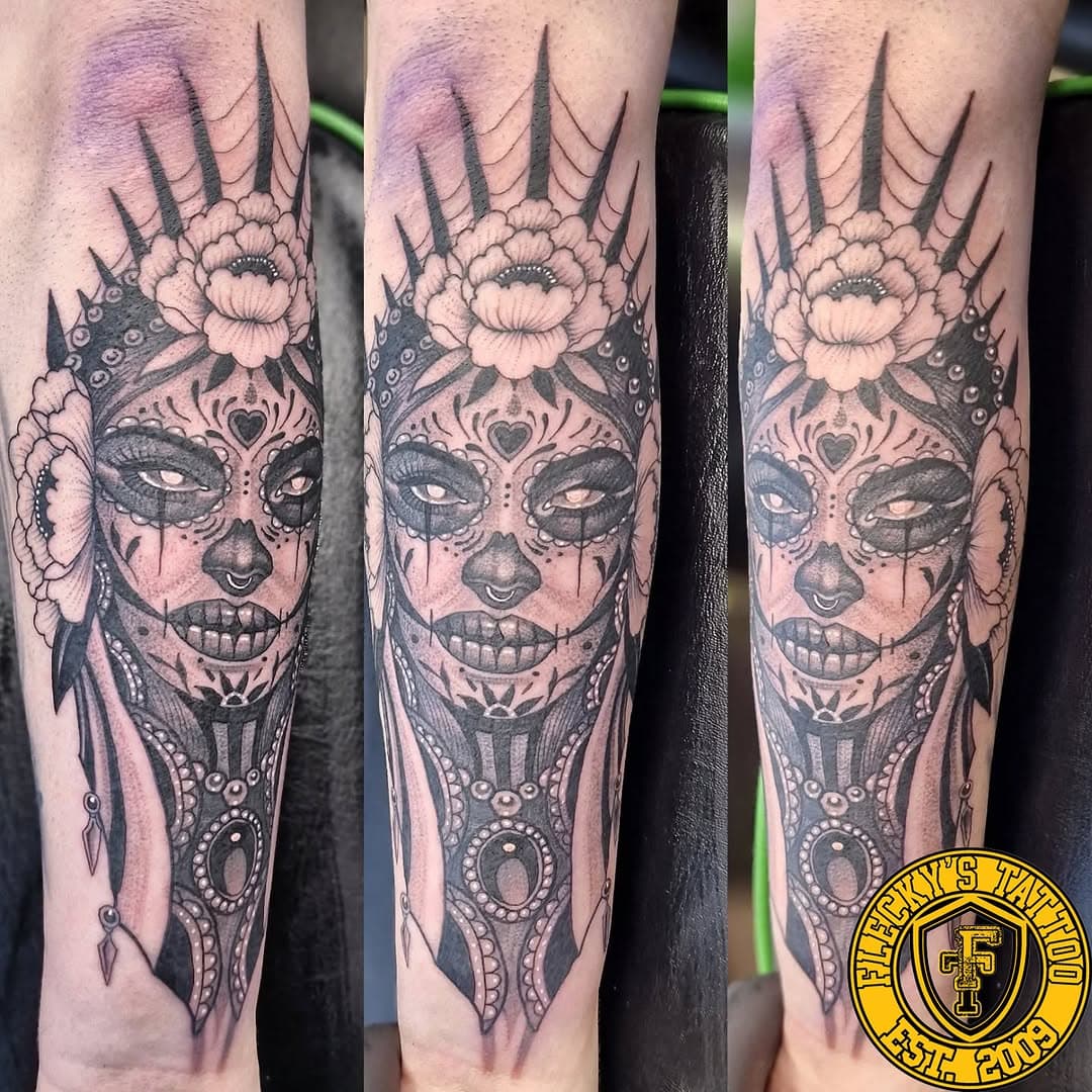 Day of the dead woman done on the outer forearm by @kevlomax 💀

@dynamiccolor @hulkproseries @criticaltattoosupply @butterluxe_uk @chakracarts @saviourtattoosupplies

#tattooart #tattooideas #armtattoos #sleevetattoos #blackworktattoo #portraittattoo #realismtattoo #dayofthedead #dayofthedeadtattoo 
#uktattooist #tattoosofinstagram