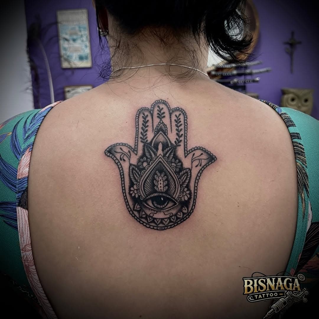 Des não trazido pela @juliana.aparecidadasilva.54922 , para sua nova tattoo. Muito obrigado pela confiança!👊🏻🙏🏻 #tattoo #tatuagem #tattoomaodefatima #maodefatima #maodefatimatattoo #ink #inked #tatuagem
