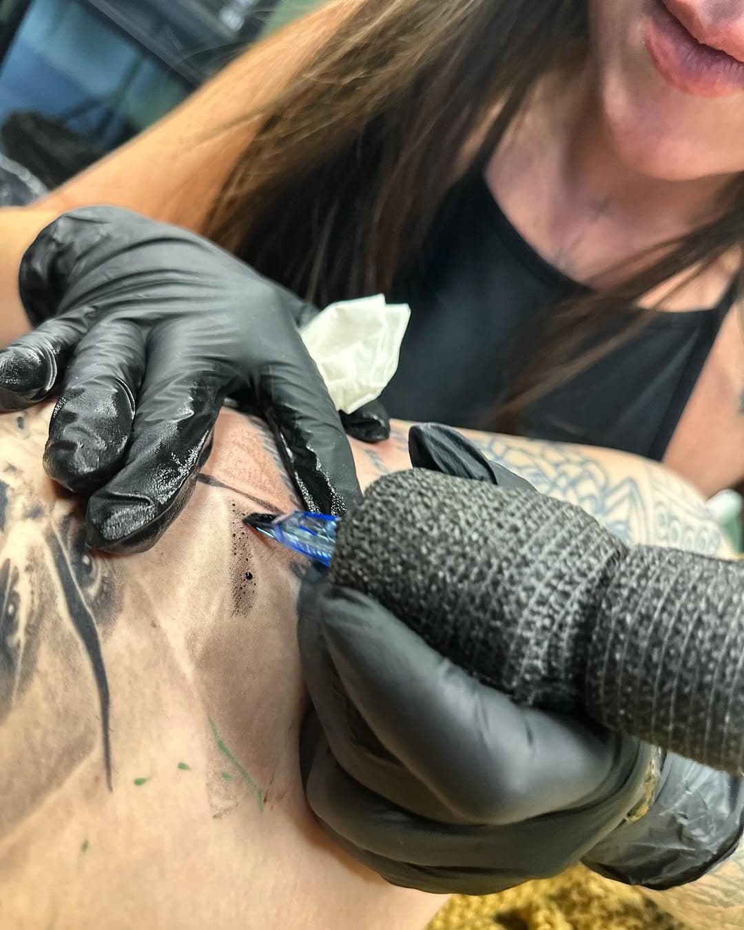 behind the scenes 

a little appreciation post for @emalla.official proving me with superb needles, so I can do my thing 💫 
___________________
made by #drosttattoo at @hextattoostudio with @bheppo inkdefence @emalla.official