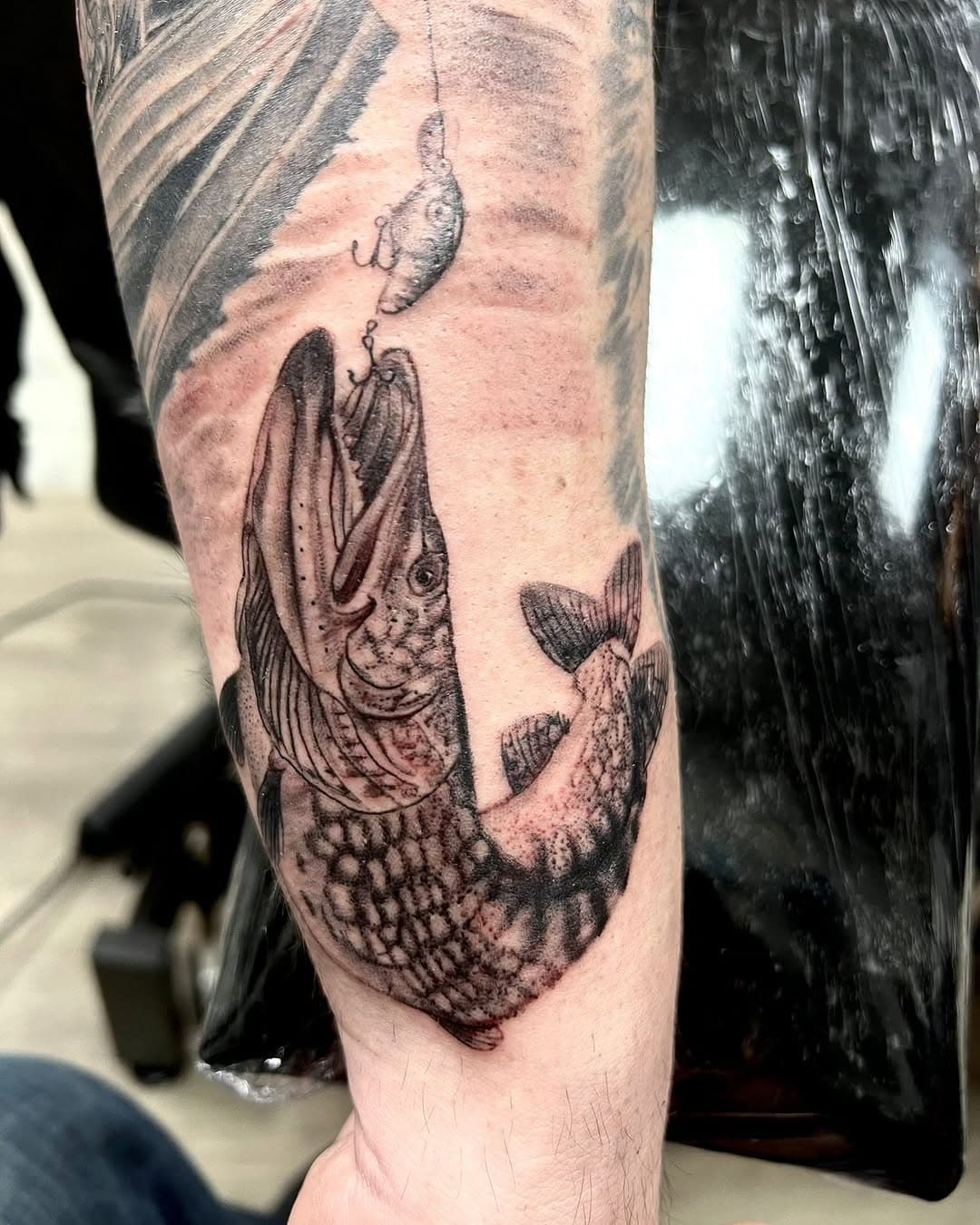 De vangst van de dag! 🎣🐟 De sleeve is nu ook helemaal compleet gemaakt door Gerrit. Hoe gaaf is dit resultaat?! 💥

Dankjewel voor het vertrouwen. Nu is jouw sleeve helemaal on point! 🙌

Wil je ook een tattoo maar weet je nog niet zeker wat? Kom langs en laten we er samen iets geweldigs van maken!

#tattooart #tattoodesign #inkedlife #tattooartist #inkedcommunity #bodyart #tattooinspiration #tattoostudio #fishingtattoo #realistictattoo #customtattoo #dutchtattoo