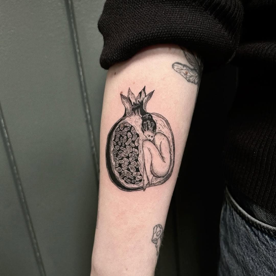 Pomegranate lady & dagger from yesterday afternoon ✨
✻

✻

✻

✻

✻
#tattooartist #femaletattooartist
#uktattooartist
#tattooflash #tattooideas #artoftattoos
#cooltattoos #cutetattoos
#pomegranatetattoo