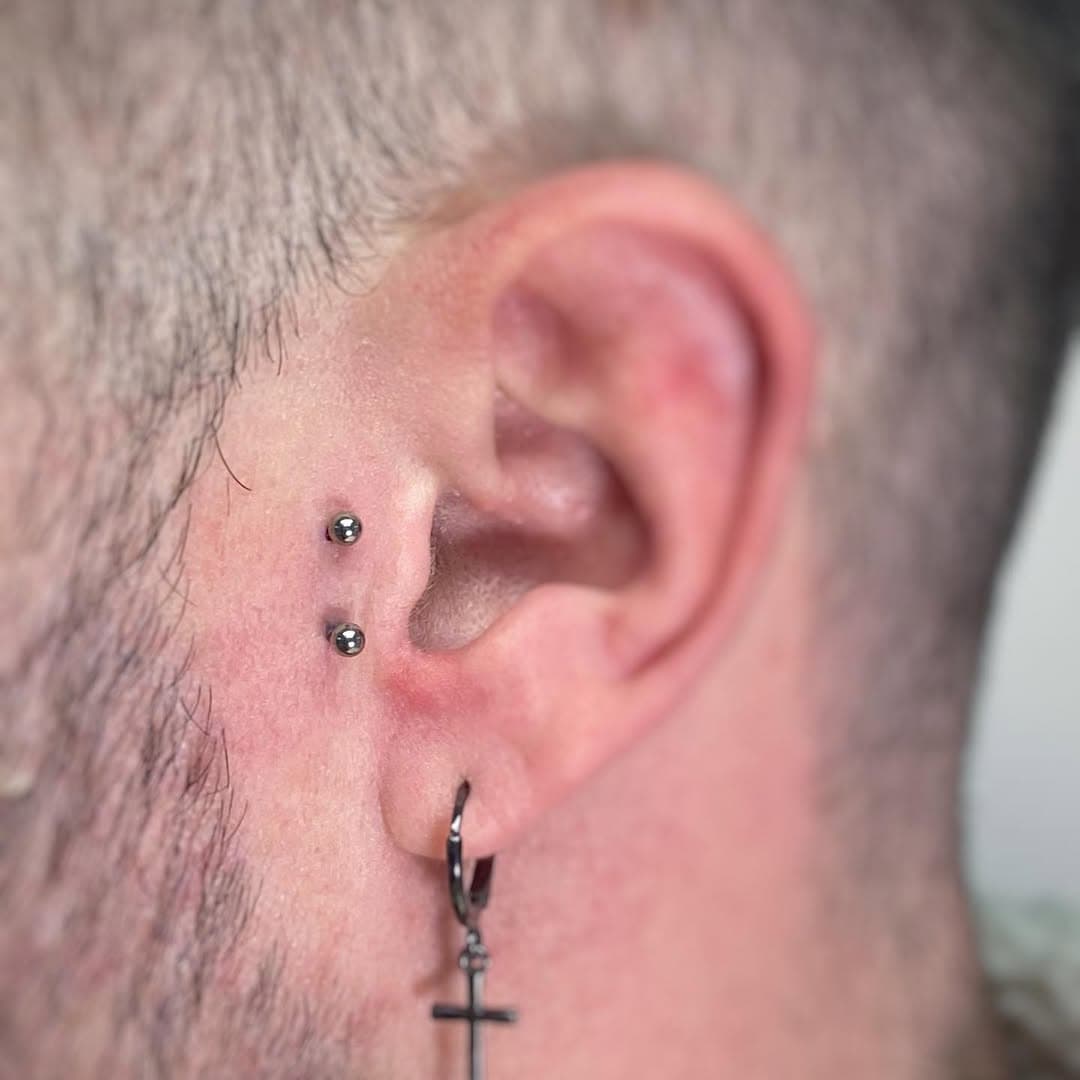 En esta ocasión he realizado un “Tragus Vertical”, utilizando una joya de alta calidad titanio grado implante G23 que complementa perfectamente el estilo de mi cliente. Cada detalle está cuidado para garantizar un resultado único y profesional. 

🔘Materiales de máxima calidad
🔘Asesoramiento personalizado
🔘Ambiente seguro e higiénico en cada sesión

¿Estás listo para tu próximo piercing? Ya sea que busques algo sutil o atrevido, estaré encantado de ayudarte a expresar tu estilo.

📍 Escríbeme al WhatsApp 📲 +34 683 564 337, mándame un DM 💥 @palmer_laserypiercing 💥 o visítame en el estudio ⚡️ @santa_cruz_tattoo ⚡️

¡Tu estilo, tu historia!