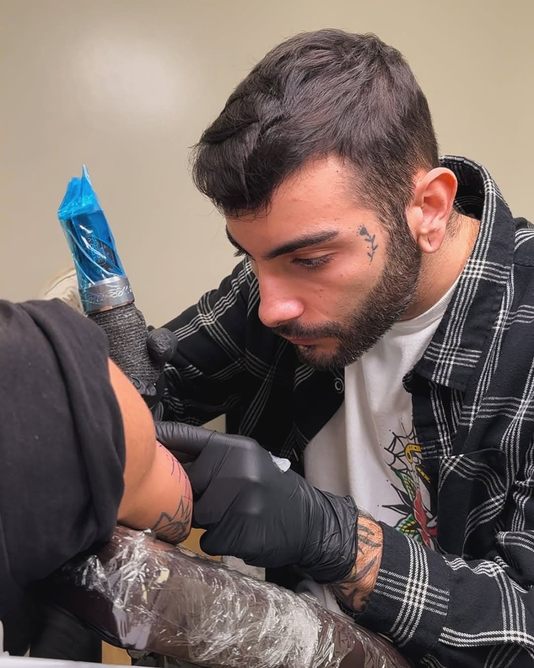 👉🏻 Conosci il nostro staff: Paolo 🖤

Continuano le presentazioni del nostro team:  oggi siamo entusiasti di presentarvi @paolopinnatattoo !

Specializzato nello stile 𝐟𝐢𝐧𝐞 𝐥𝐢𝐧𝐞, Paolo è un maestro nel creare tatuaggi fatti di ✍🏻 linee sottili e sfumature delicate, perfetti per chi ama l’eleganza e la raffinatezza.

⚠️ Non solo piccoli e minimal tattoos:  Paolo esegue anche complessi progetti i cui protagonisti sono particolari 𝐠𝐞𝐨𝐦𝐞𝐭𝐫𝐢𝐞 𝐞 𝐟𝐢𝐠𝐮𝐫𝐞 𝐝𝐞𝐥𝐥’𝐚𝐫𝐭𝐞 𝐜𝐥𝐚𝐬𝐬𝐢𝐜𝐚, infatti, si ispirara spesso all’arte greca e romana, con dettagli che richiamano la bellezza delle statue antiche .

🗓 Sta prendendo appuntamenti per febbraio/ marzo , quindi è il momento perfetto per prenotare il tuo tatuaggio!

Per info e prenotazioni, potete contattare direttamente Paolo +39 340 6710294  o scriverci in DM.

#ilforestierotattoo #ilforestierotattoostaff #sardegnatatuaggi #tattoosardegna #sardegnatatuaggio #tatuaggisardegna #finelinetattoo #blackworkers_tattoo