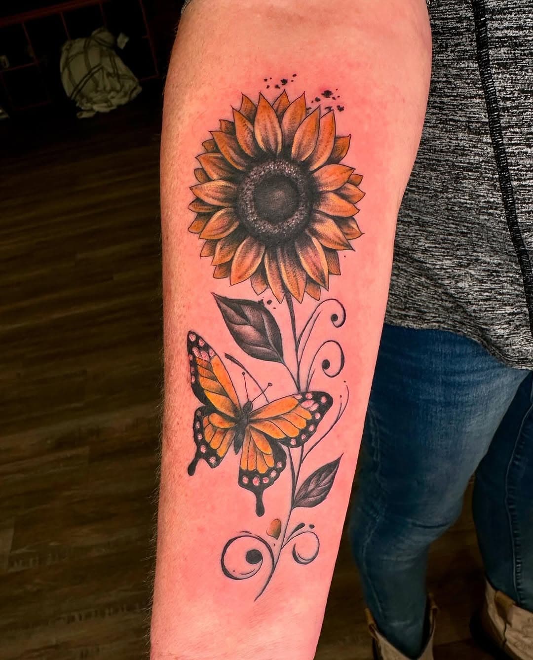 Had a great time tattoooing this wonderful client yesterday. Fun sunflower piece! #yourmomstattooatelier