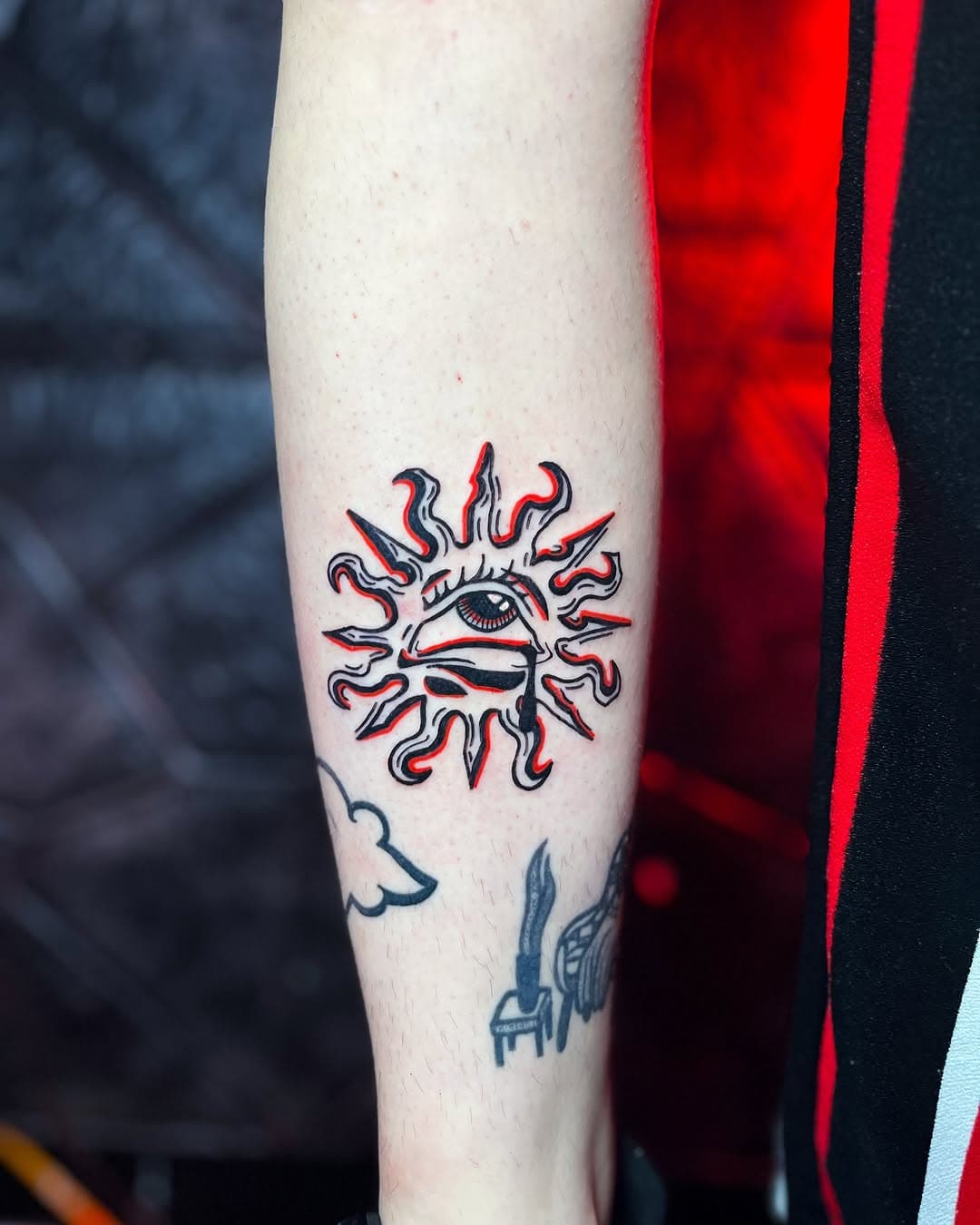 Patrzałka z czerwonym akcentem! 👁️
A wy wolicie tatuaże w czerni czy kolorze?
.
.
.
Zapisy otwarte - skontaktuj się ze mną w DM 💌
.
.
#eyetattoo #redtattoo #tatuazkrakow 
Tatuaż kraków • tatuaż graficzny • kontur • oko • czerwone oko • słońce • kolorowy akcent • suriel.tattoo