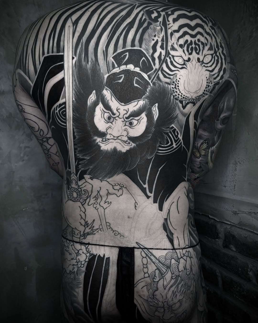 Shoki is in progress~! 
Oni killer 👹

#tattoo #irezumitattoo #outlawink #londontattoo #backpiece #shoki #tigertattoo #이레즈미 #아웃로우잉크 #강남타투